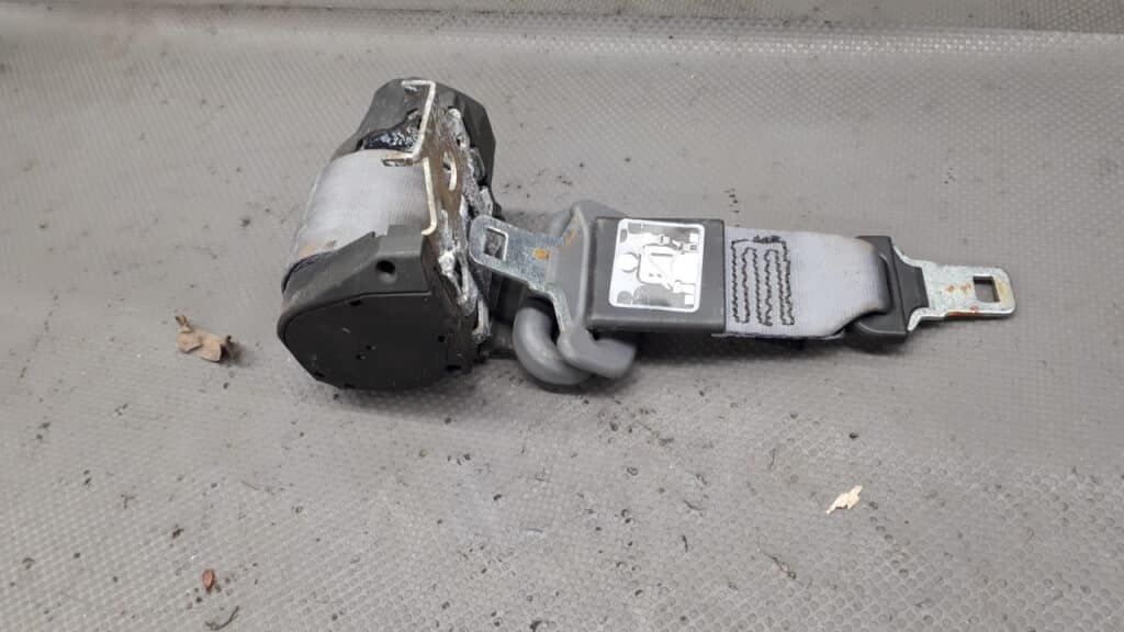411081c pas bezpieczenstwa tyl srodek renault clio II