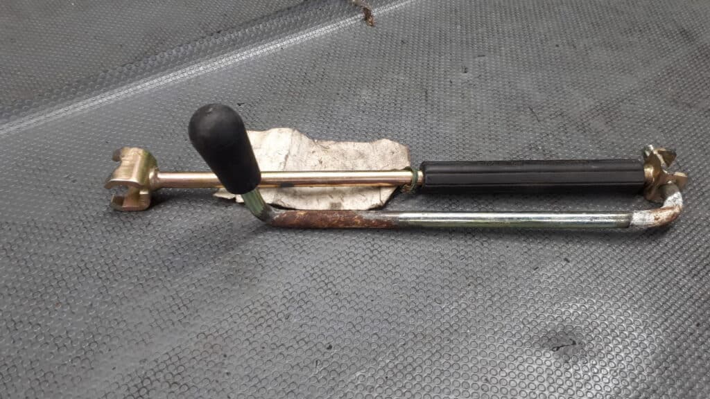 357011221A korbka lewarka AUDI A4 K