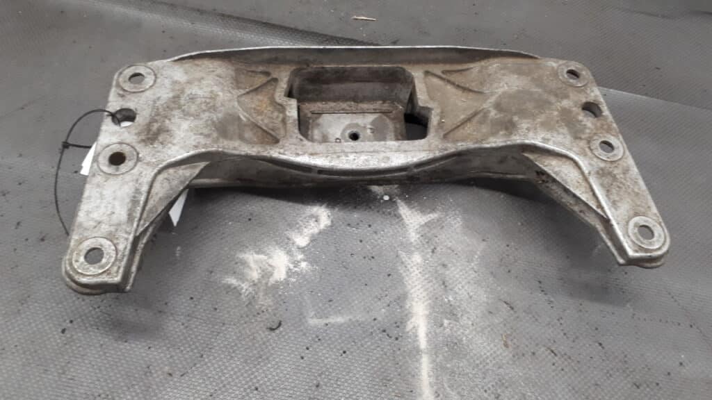 6761106 podpora skrzyni BMW E60 525D 197PS