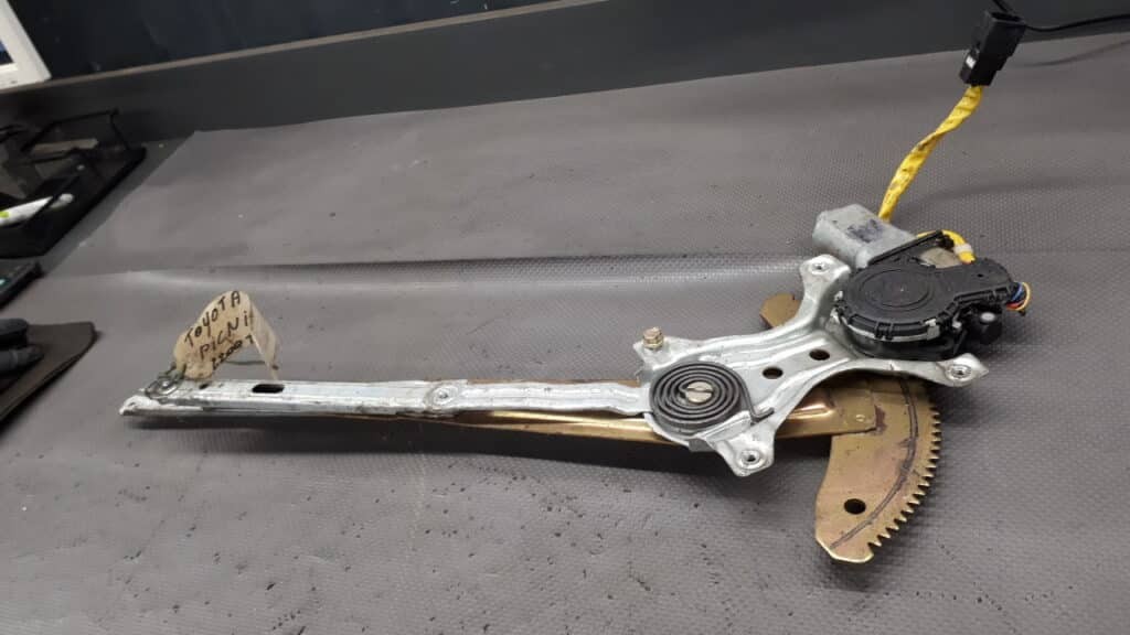 85720-44030 mechanizm szyby lewy przod toyota previa