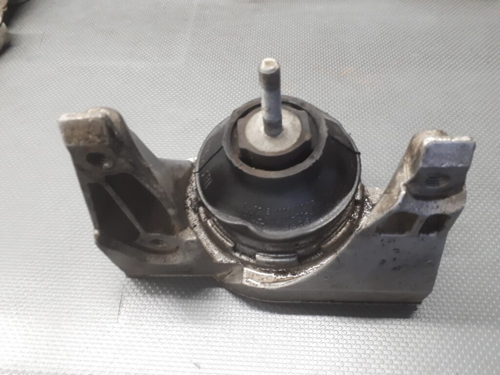4A0199352 Poduszka łapa silnika prawa AUDI 100 C4 92r