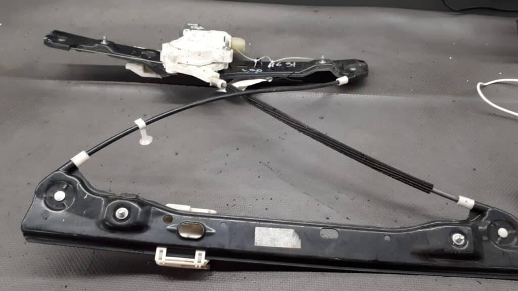 7138466E mechanizm szyby prawy przod bmw 1 e87