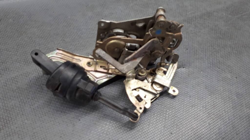 2027300635 zamek drzwi prawy tył MERCEDES W202