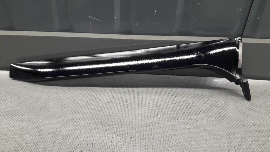 7400243 listwa klapy lewy tyl BMW G31 czarna