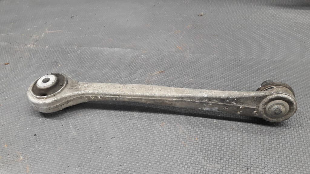 8K0407515 Wahacz górny lewy przód Audi A5