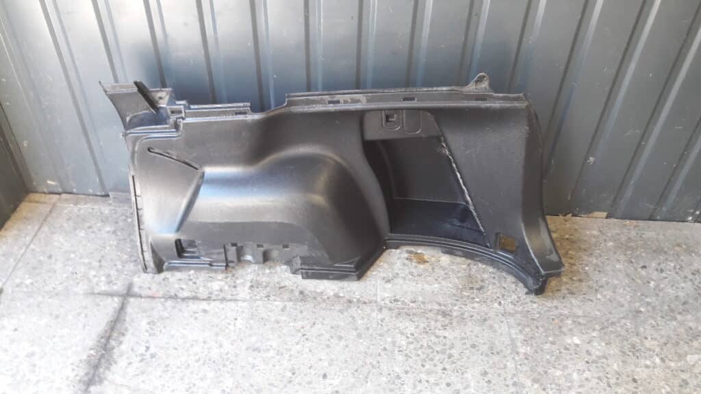 94027SC000 boczek bagaznika prawy SUBARU FORESTER III 2.0