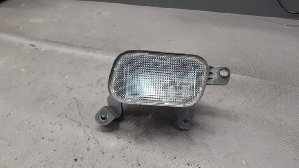 016-8254r swiatlo przeciwmgielne tyl mazda 323c