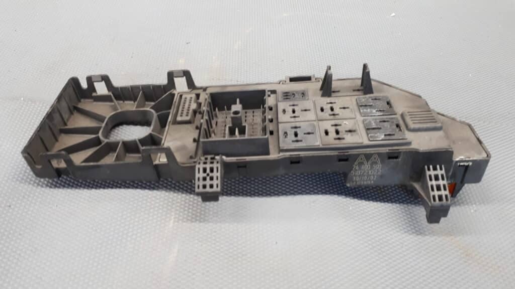 24400590AA skrzynka bezpieczników  OPEL VECTRA C