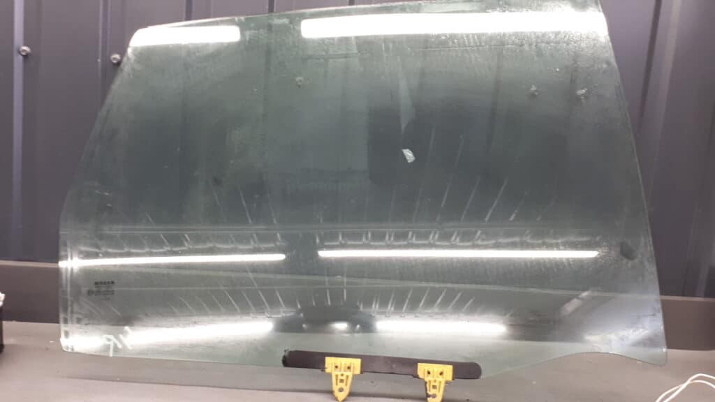 Szyba prawa tył Nissan Almera Tino