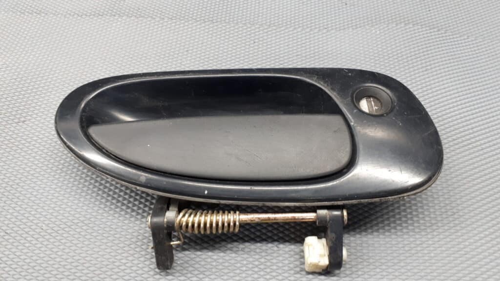 klamka zewnętrzna prawy przód mazda 323 1.8cc