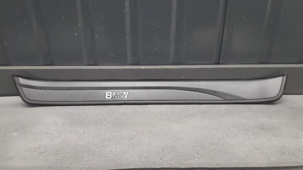 70060279 listwa progowa lewy przod BMW E90 sedan
