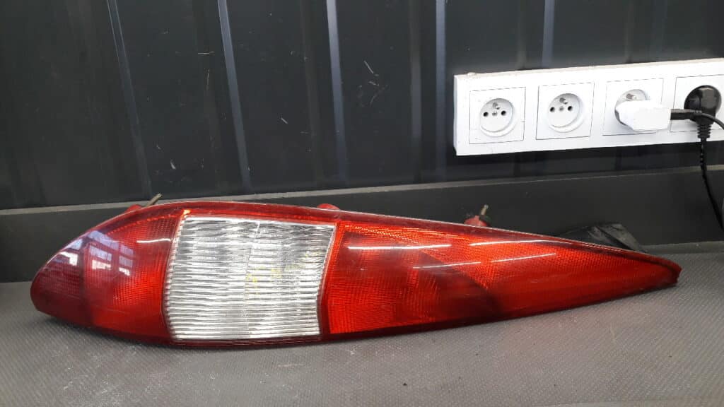 1S71-13405-C Lampa lewy tyl Mondeo MK3 Kombi
