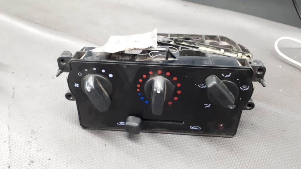 7040230732 panel nawiewu nissan micra k11