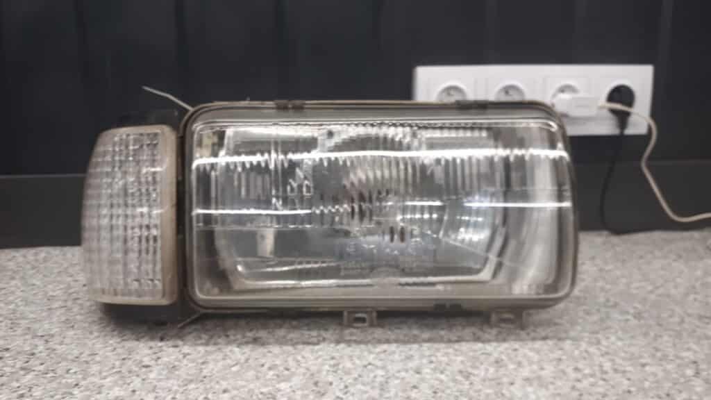 122964-00 Reflektor prawy Audi 100 C2 Hella