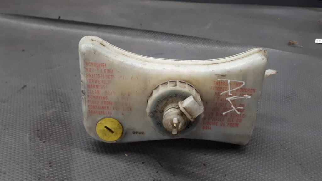 32067009 zbiorniczek plynu hamulcowego audi a6 c5