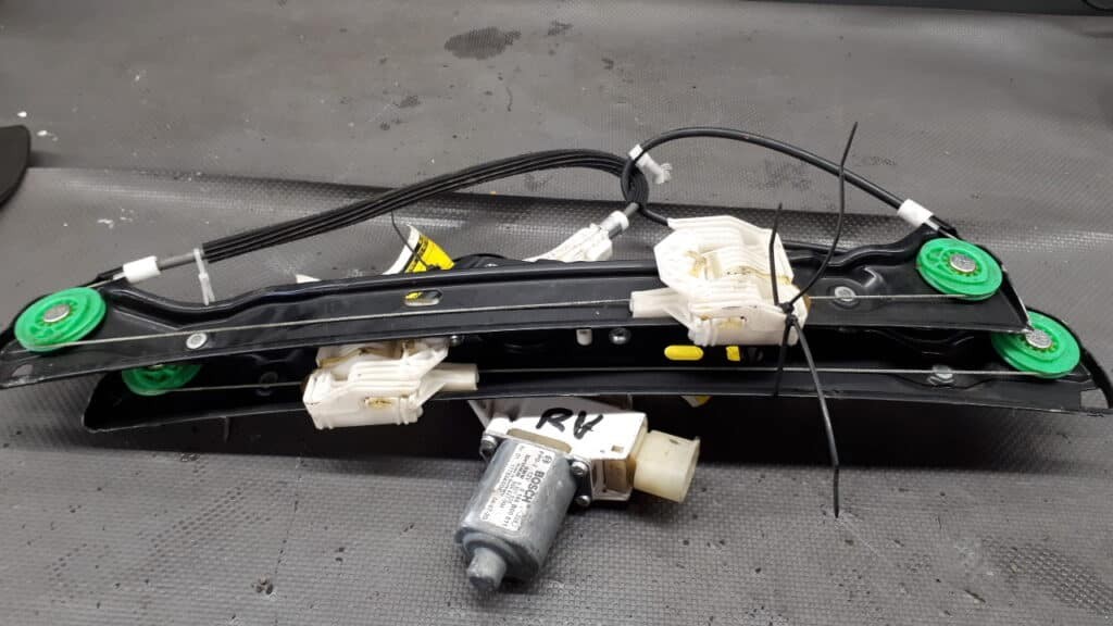 0130822227 mechanizm szyby prawy przod bmw e87