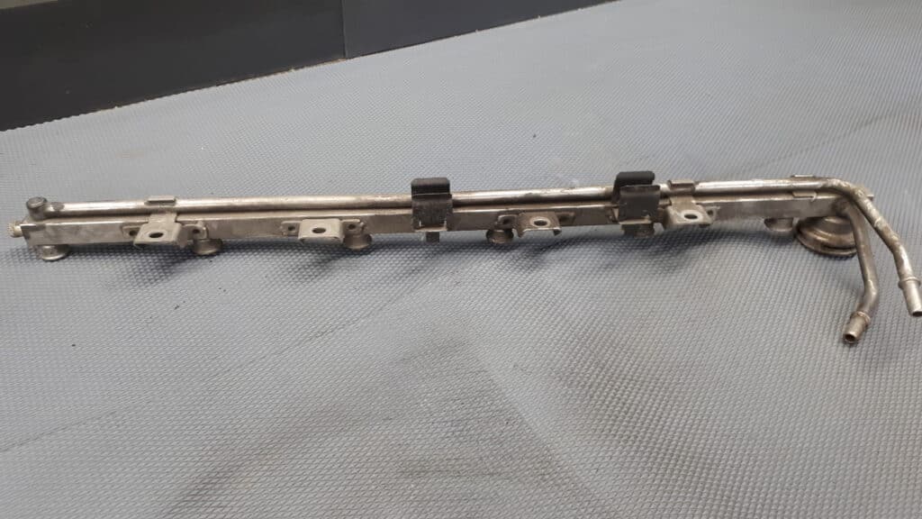 Listwa wtryskowa  bmw e39 2.5