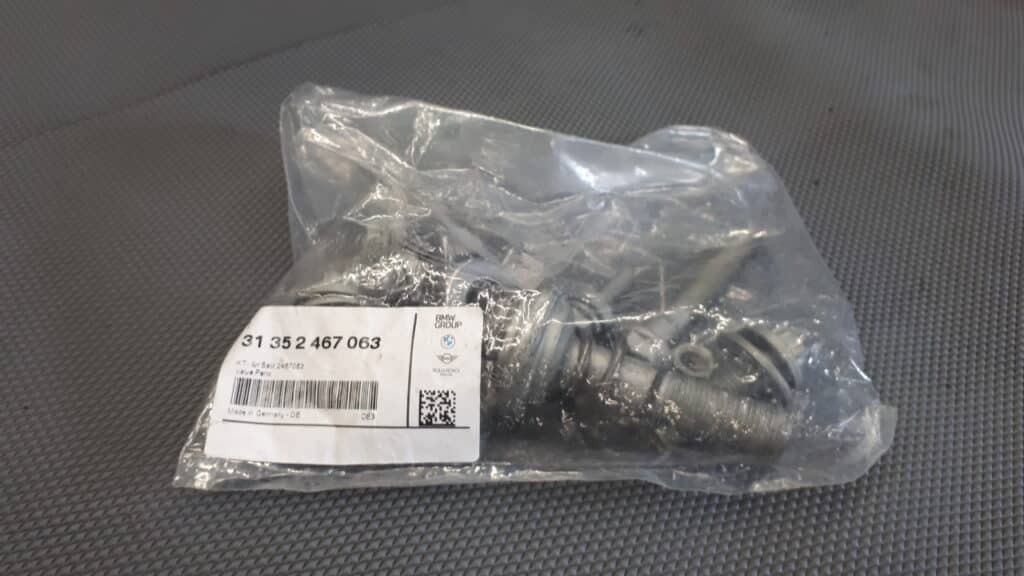 31352467063 zestaw montażowy amortyzatora przód  BMW m8
