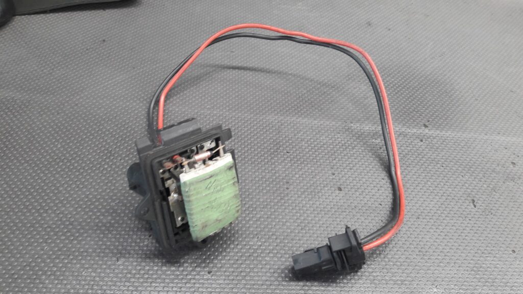 rezystor nagrzewnicy nissan priimaster 12r 2.0D