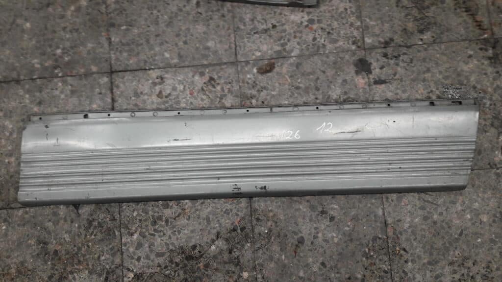 1266900440 Listwa drzwi prawy przód Mercedes W126
