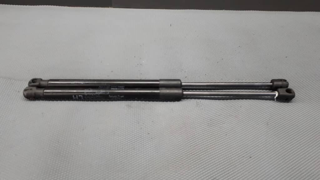 81770-4P000 siłownik klapy prawy/lewy  HYUNDAI I20