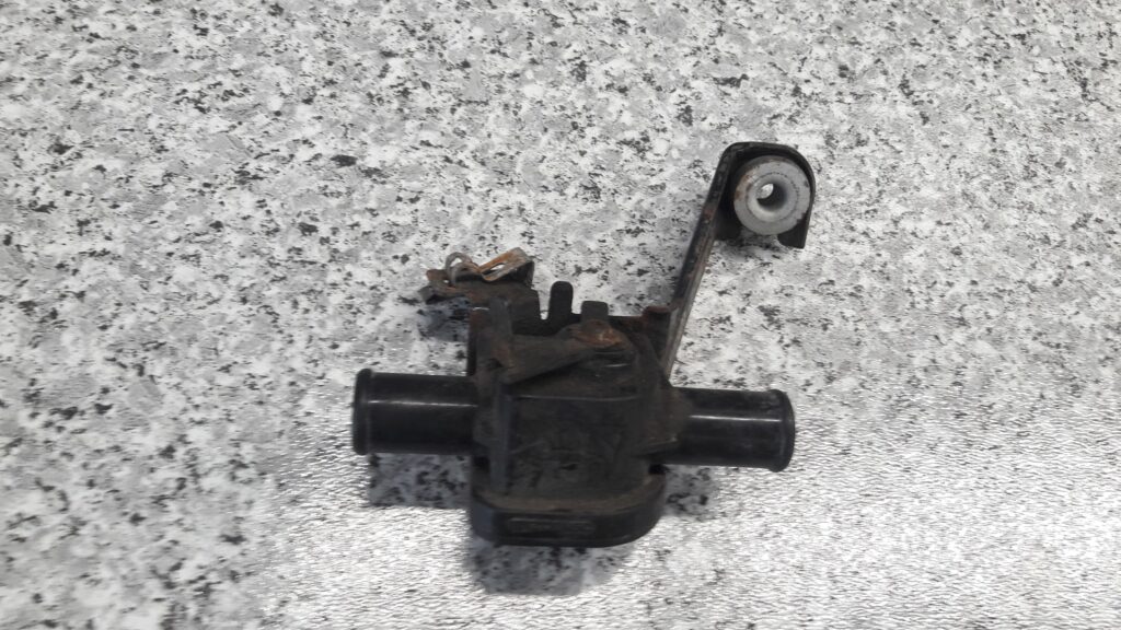 zawor wody toyota camry 2.2l 94r