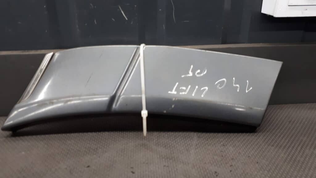 1406907840R listwa boczna prawa mercedes w140