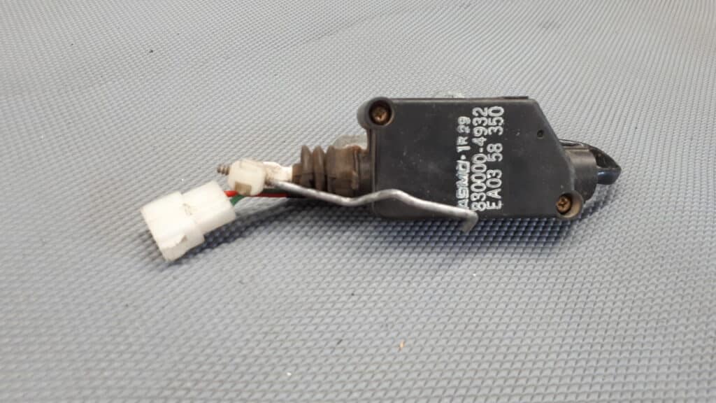 830000-4932 siłownik zamka lewy przód  MAZDA MX3