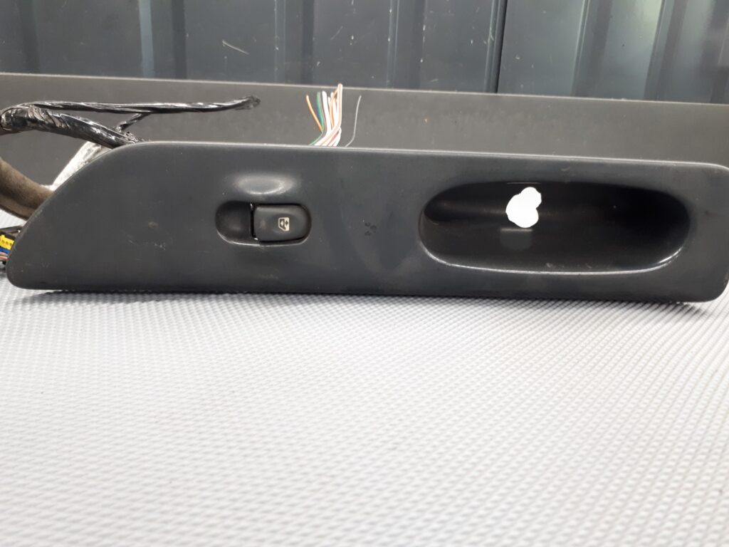 7701699604 panel sterowania szyby renault laguna I