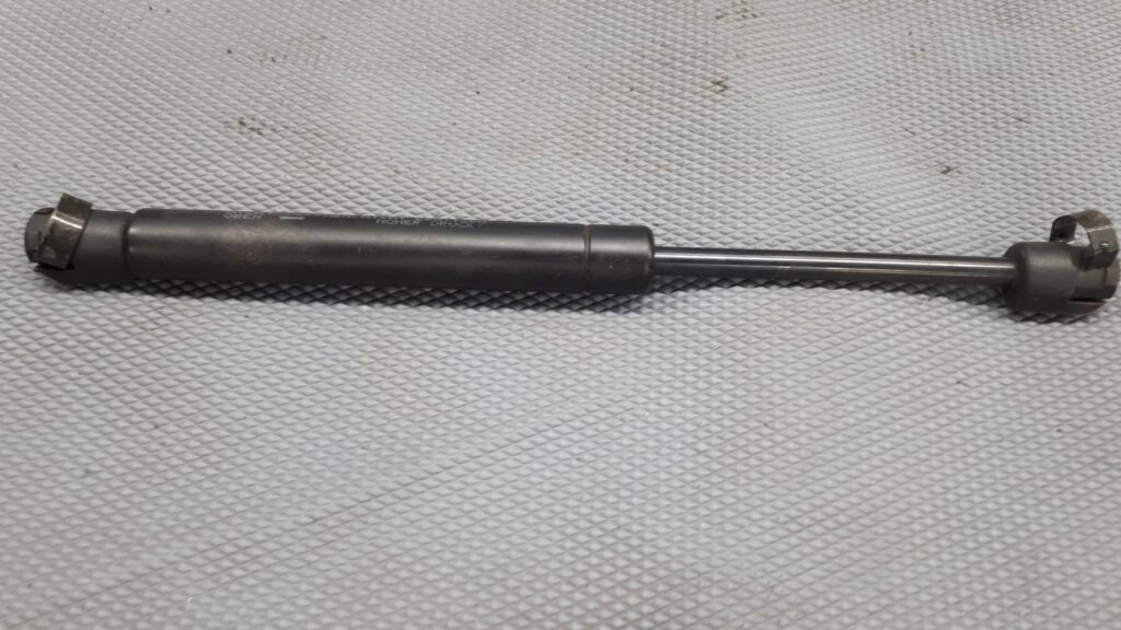 8D5827552F silownik klapy bagaznika audi a4 b5