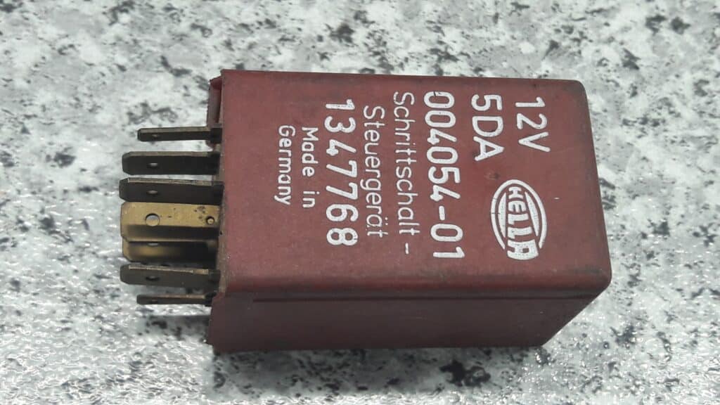 1347768 przekaznik hella 12V  volvo 230 760