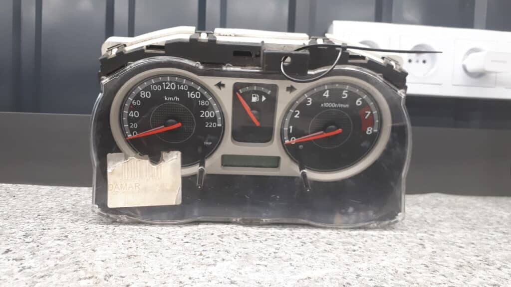9u00d licznik zegar Nissan note 1.4 06r