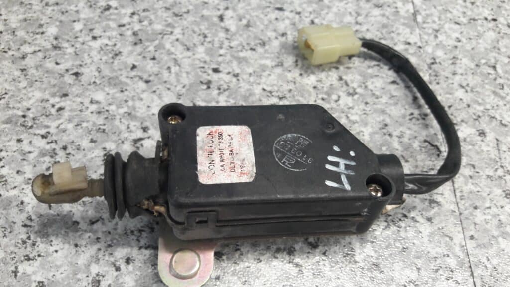 KK01973350 silownik zamka prawy tyl kia SPORTAGE
