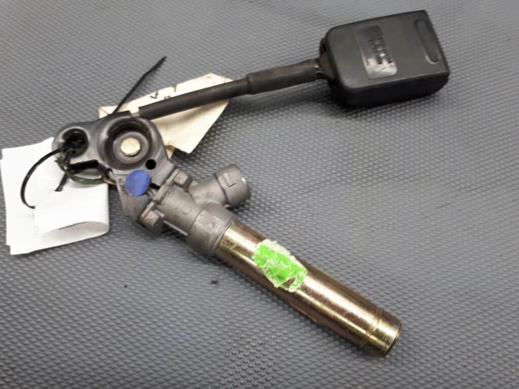 542346511A napinacz pasa prawy przód PEUGEOT 306 2000r