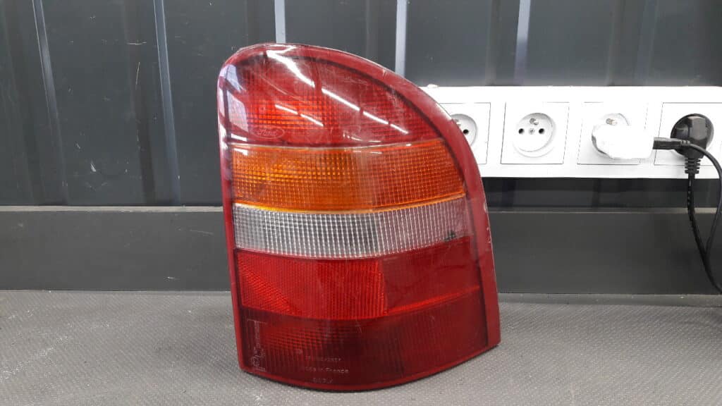 Lampa prawa Ford Mondeo MK2 Kombi