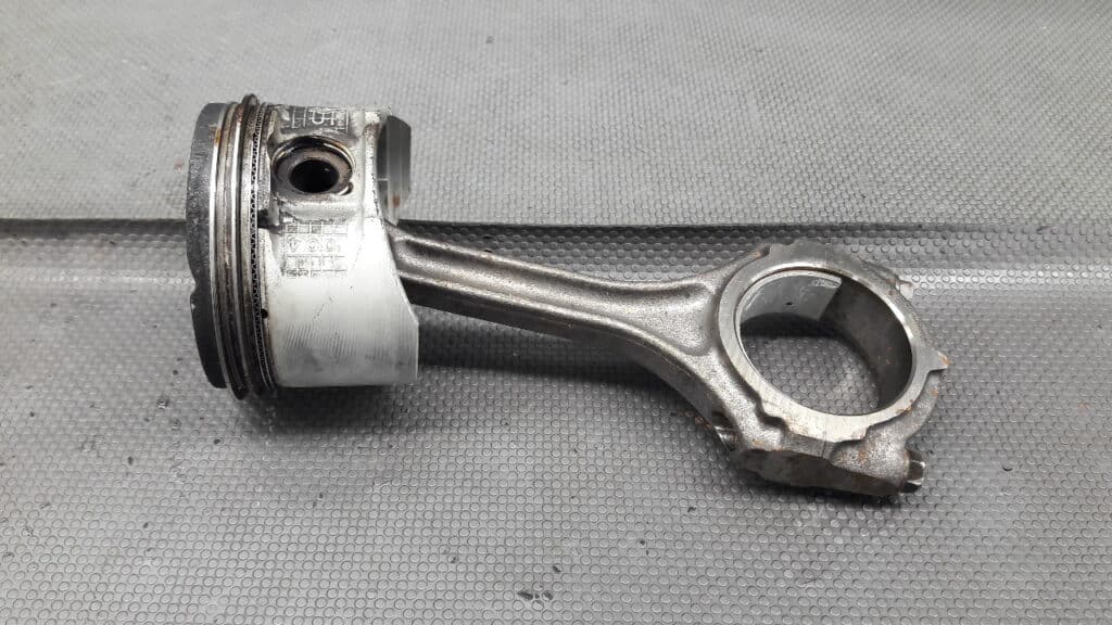 1010.4 tlok korbowod Renault Laguna II 1.8