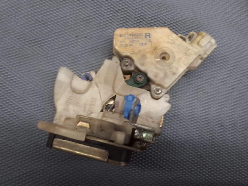 805524U300 zamek drzwi prawy tyl nissan x-trail t30