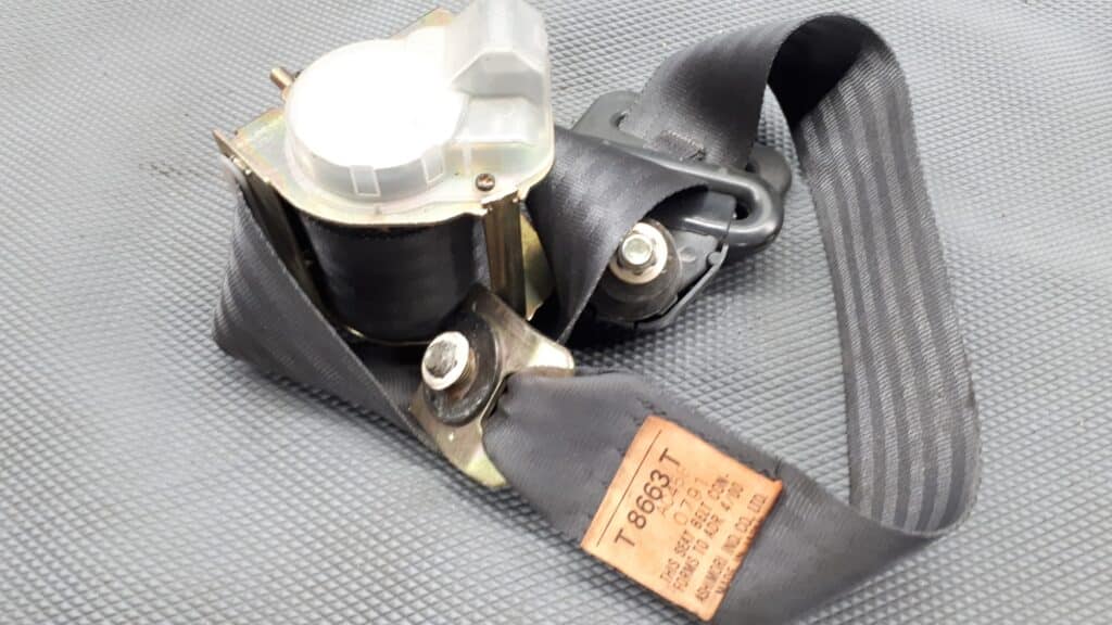 T8663T pas bezpieczenstwa lewy tyl mazda 323f