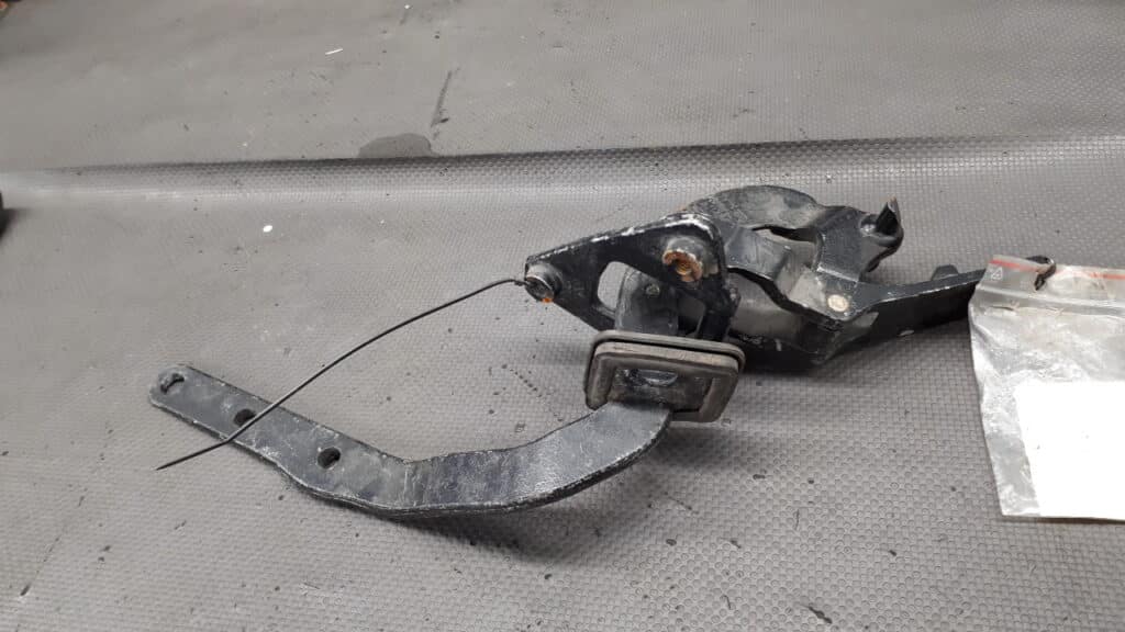 zawias klapy bagaznika prawy tyl volvo v70