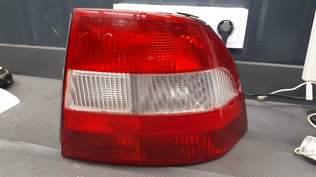 37360748 Lampa tylna prawa opel vectra b