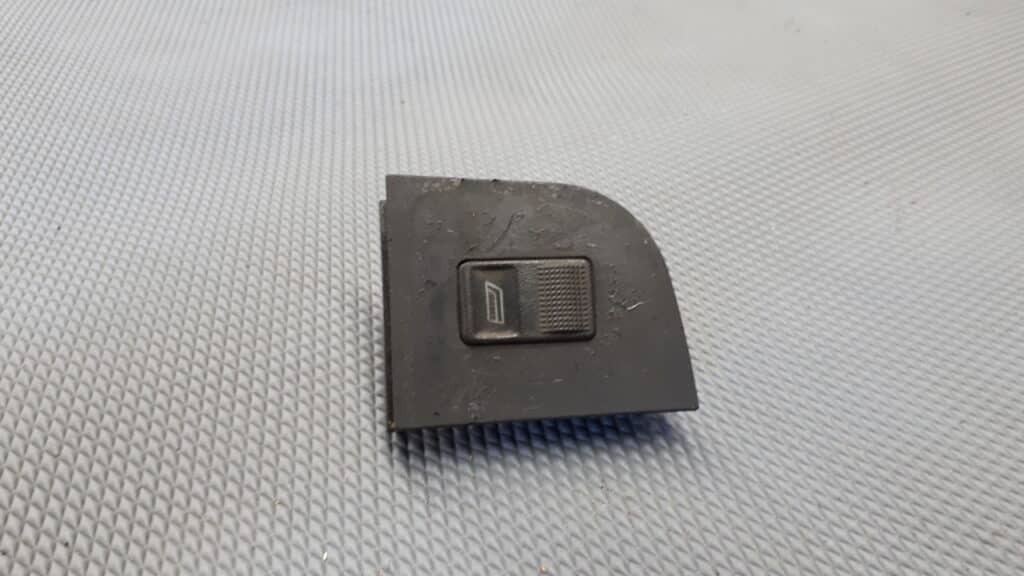 895959528 przełącznik regulacji szyb prawy audi 80 b4