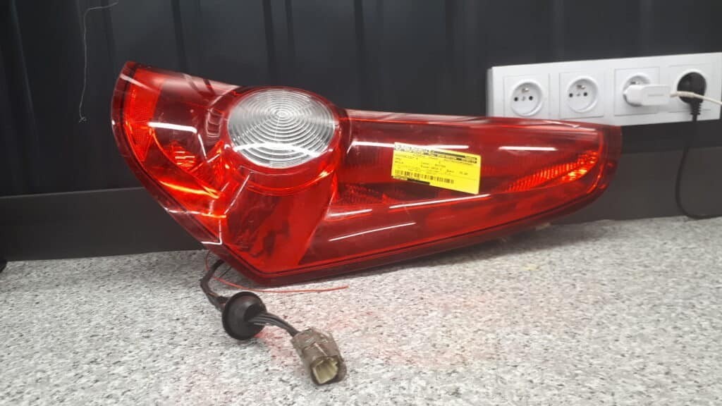 35603-52K00 lampa prawy tyl opel agila b