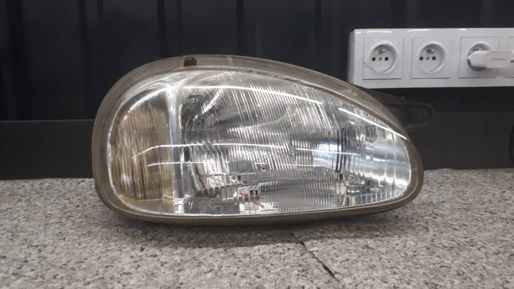 67625240 reflektor prawy opel corsa b 94r