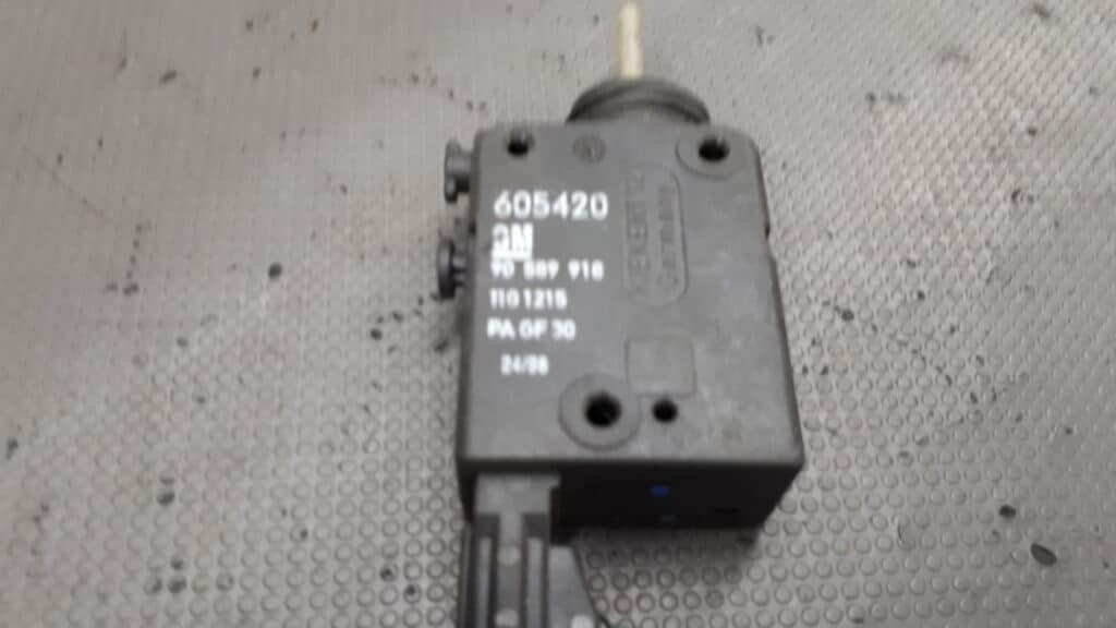 90589918 siłownik klapki wlewu paliwa  OPEL ASTRA G