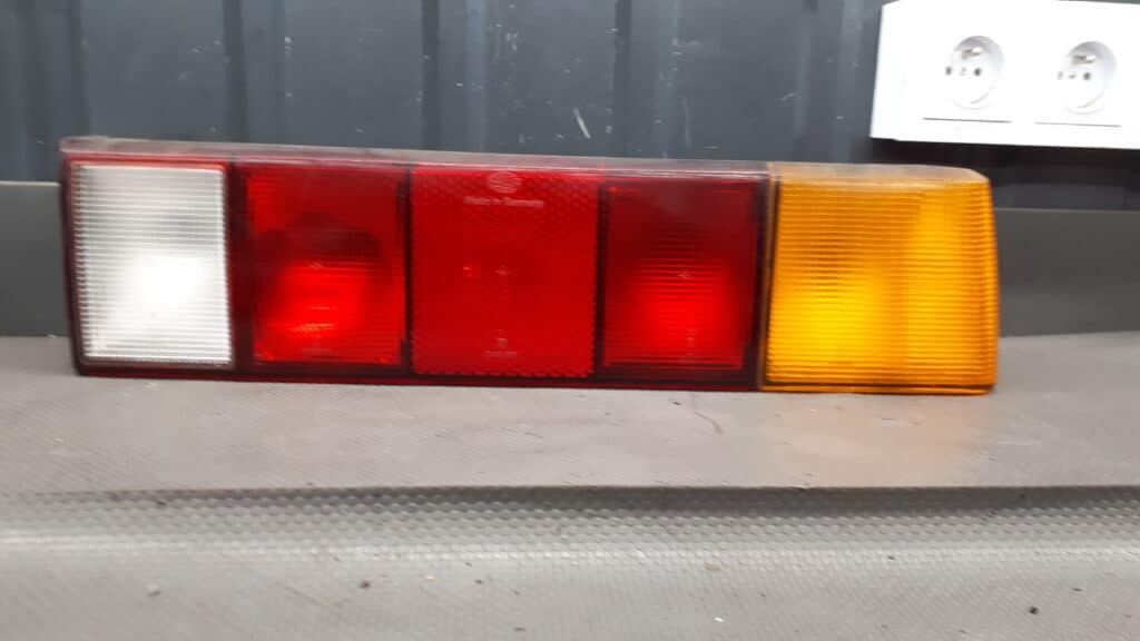 326945112 lampa prawy tył vw santana 2.0 83 hella