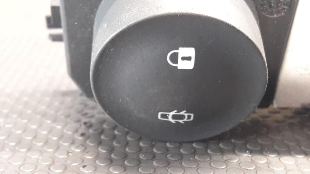 8200095493 wlacznik awaryjnych  renault megane  II