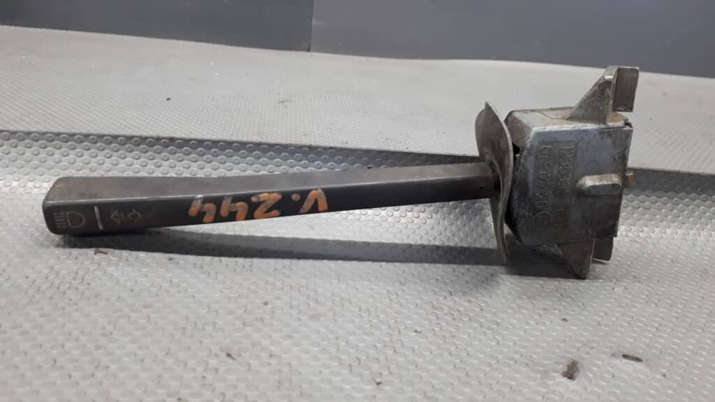 01817720 przełącznik kierunkowskazów  volvo 240