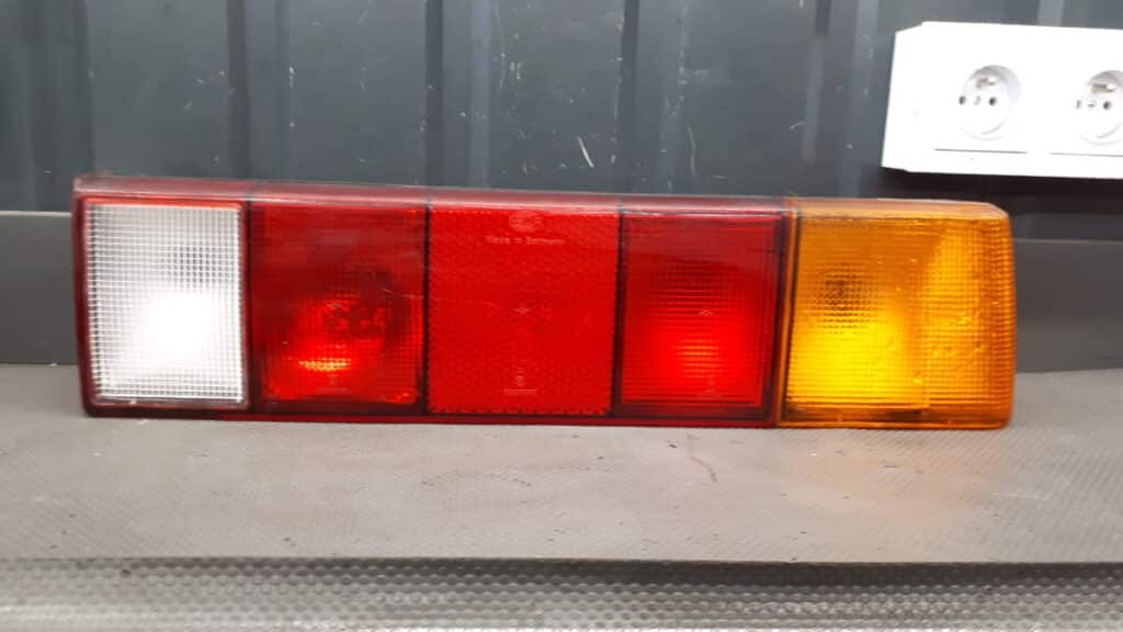 326945112 lampa prawy tył vw santana 2.0 83 hella