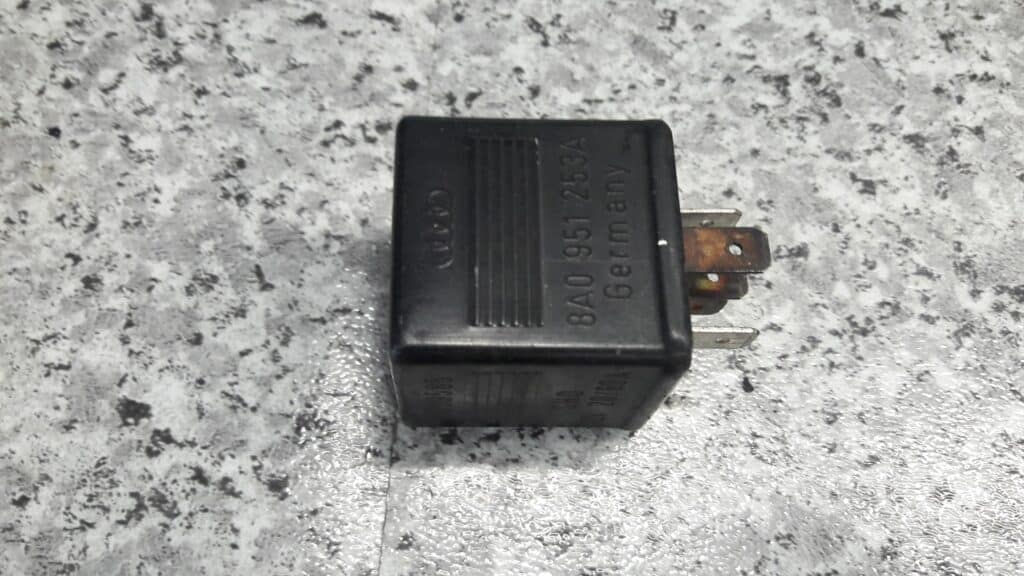 8A0951253A przekaznik vw audi 4 b5