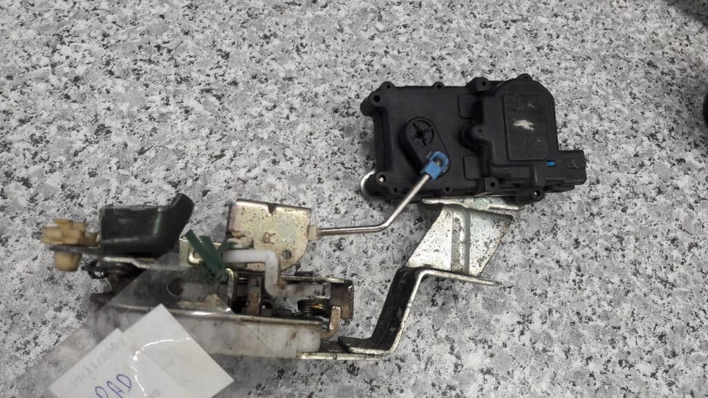 zamek drzwi prawy tyl daewoo matiz 99r 2pin
